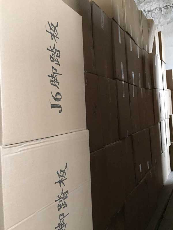 一汽原厂配件库房一角图片